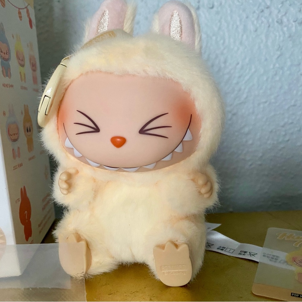Popmart Labubu Have a seat (SiSi)